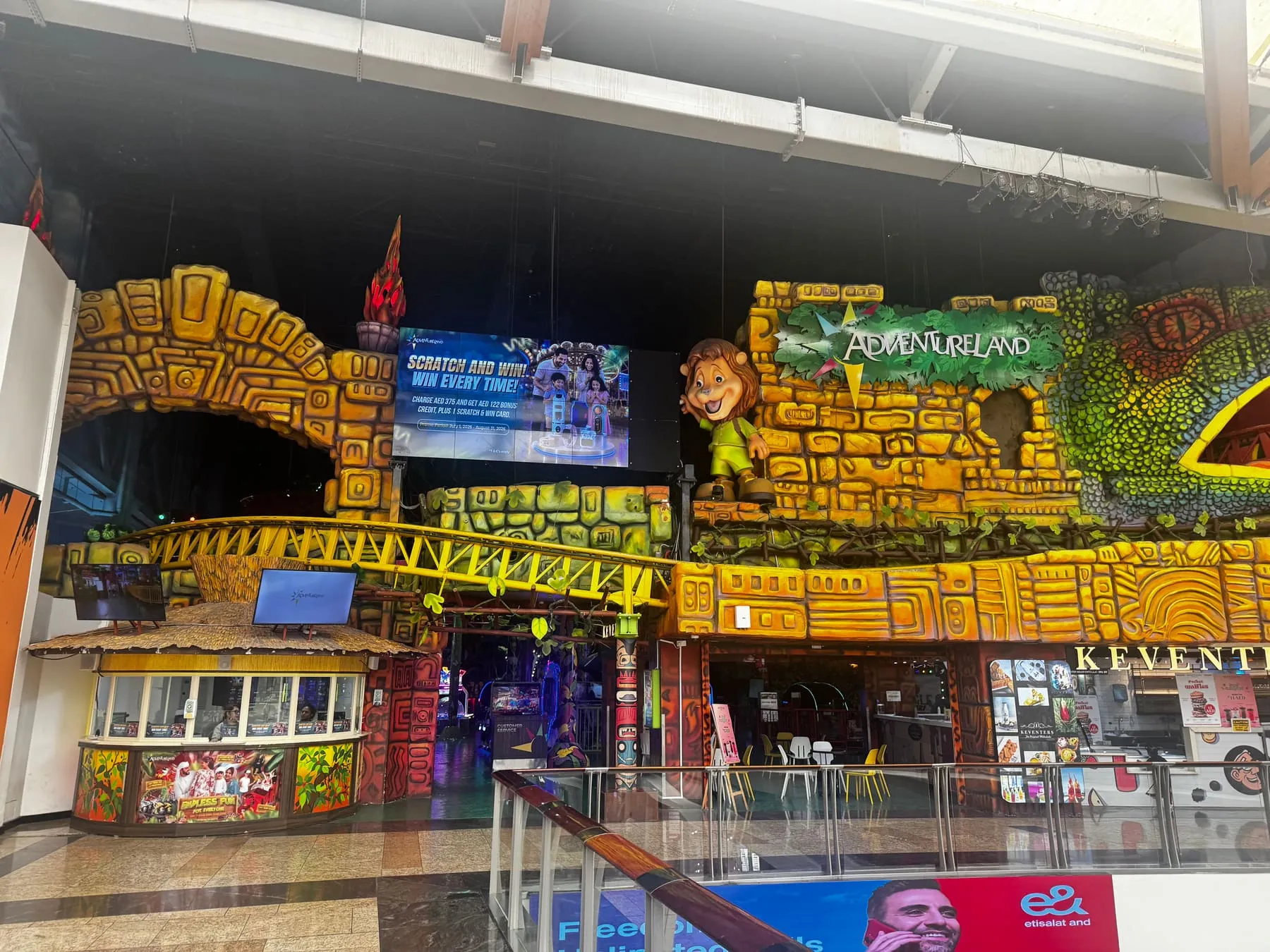 Eingang des Indoor-Freizeitparks Adventureland mit Achterbahnschiene