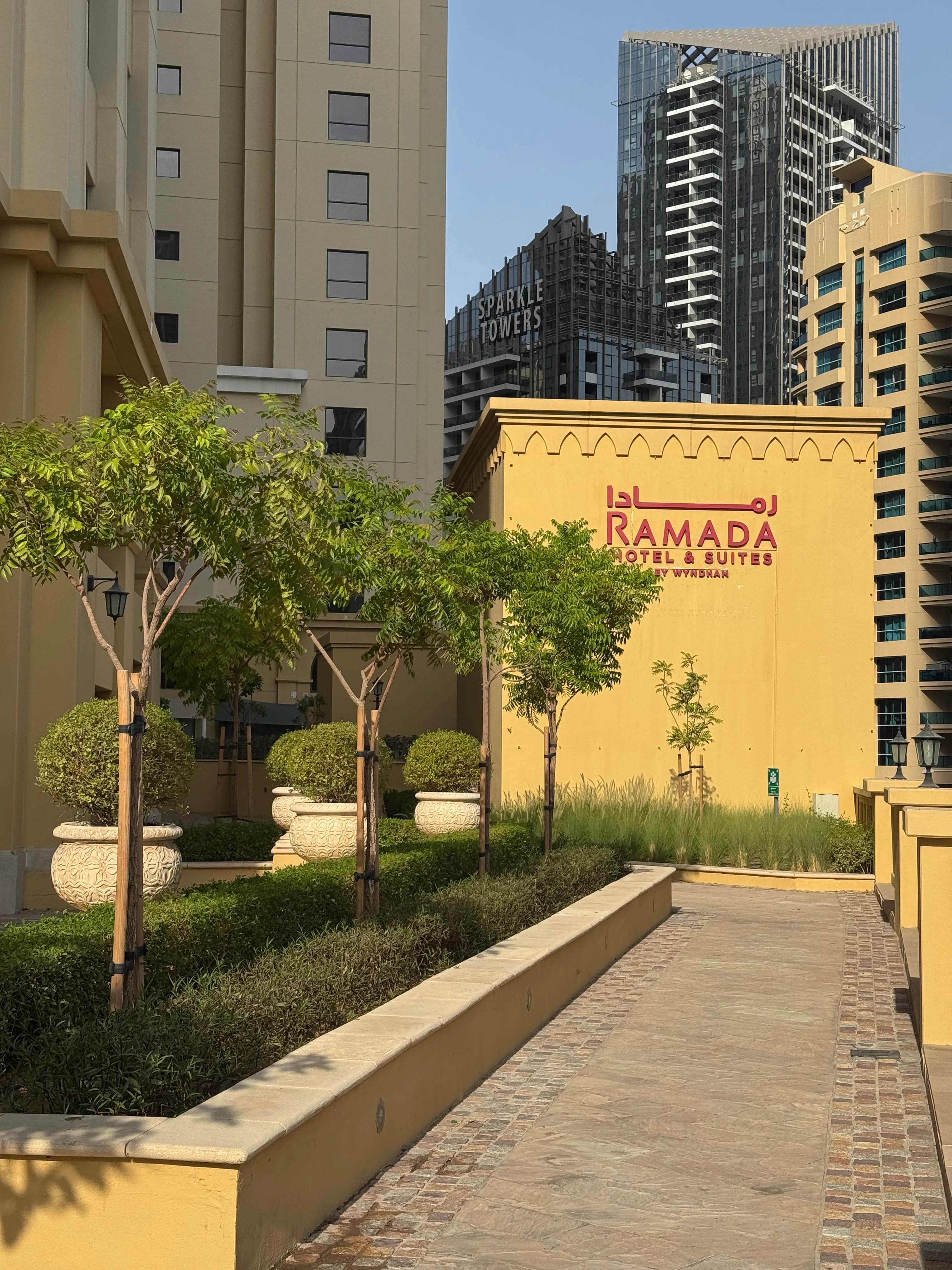 Außenansicht des Ramada by Wyndham Dubai JBR mit Gartenanlage