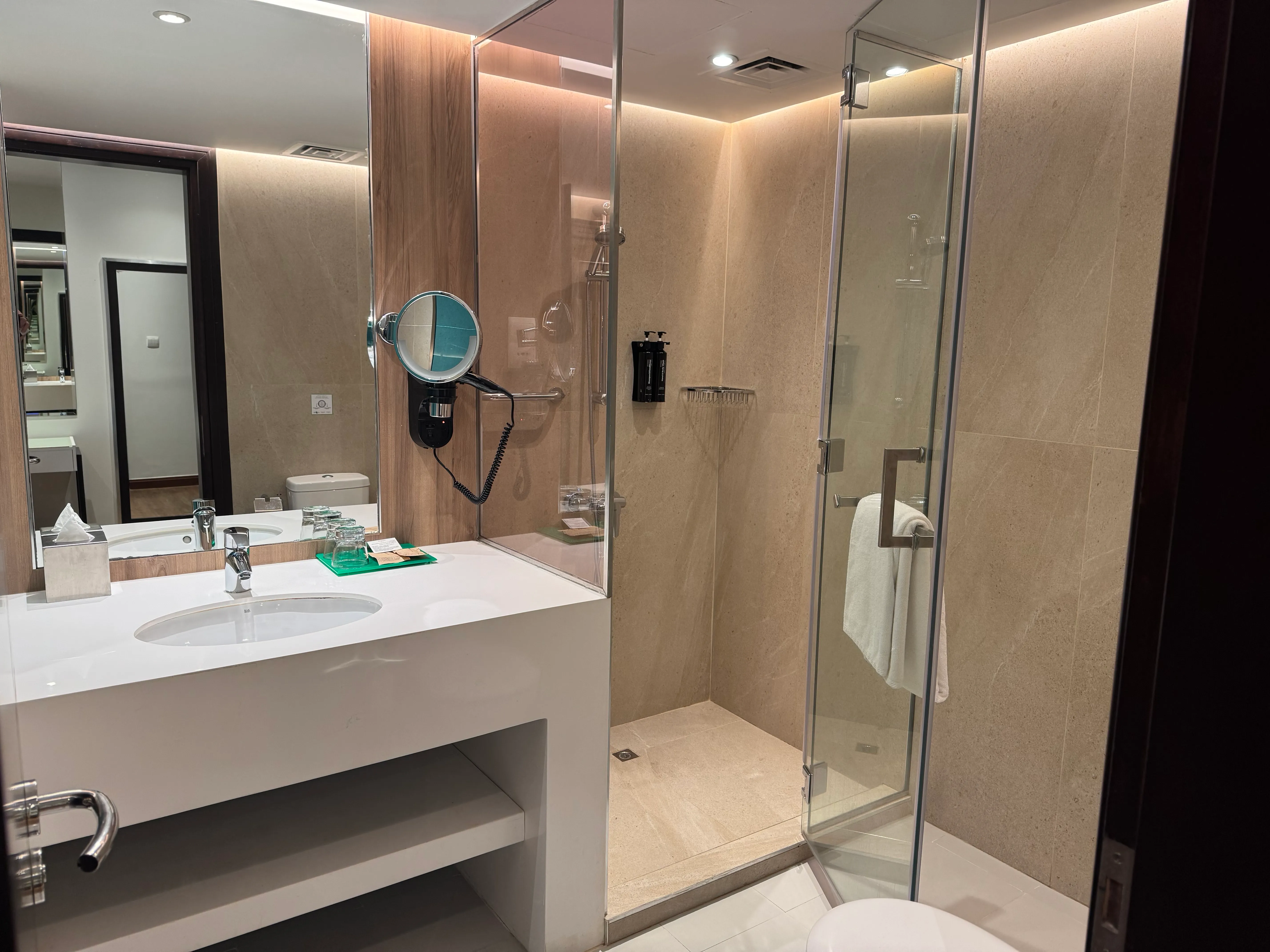 Badezimmer mit Regendusche