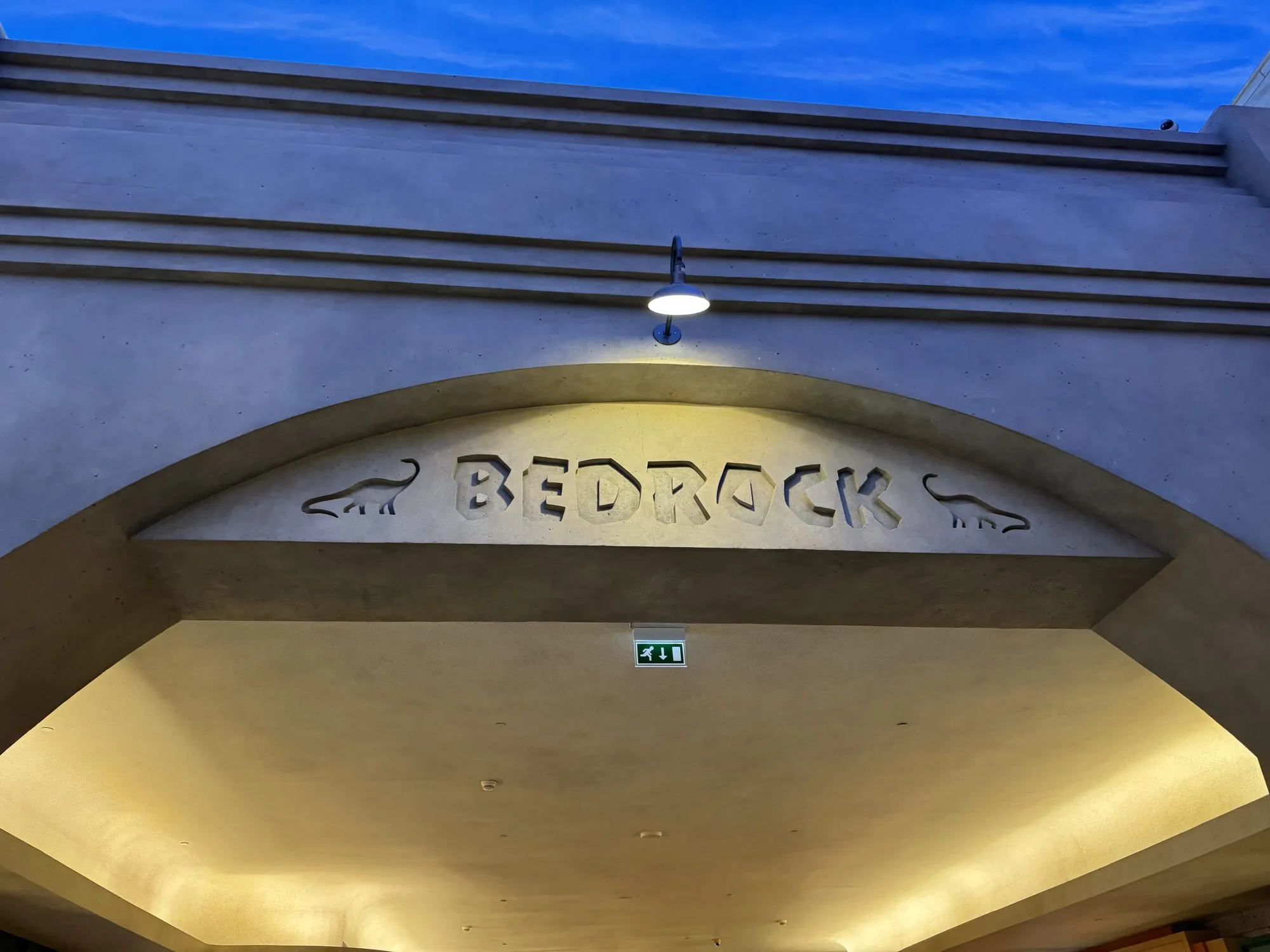 BEDROCK-Schriftzug am Eingang des Flintstones-Lands