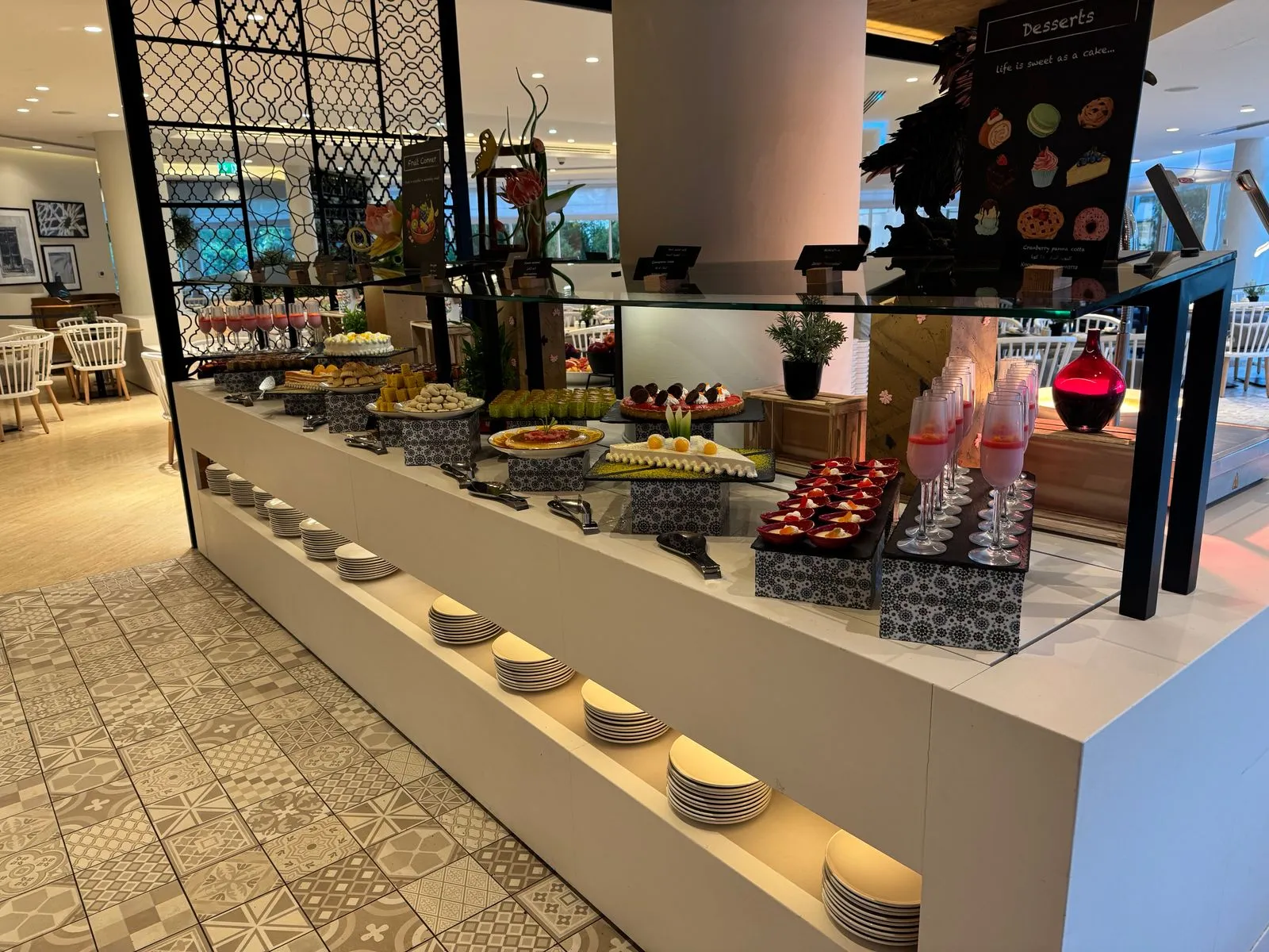 Frisches Salatbuffet im Hauptrestaurant Mozaique