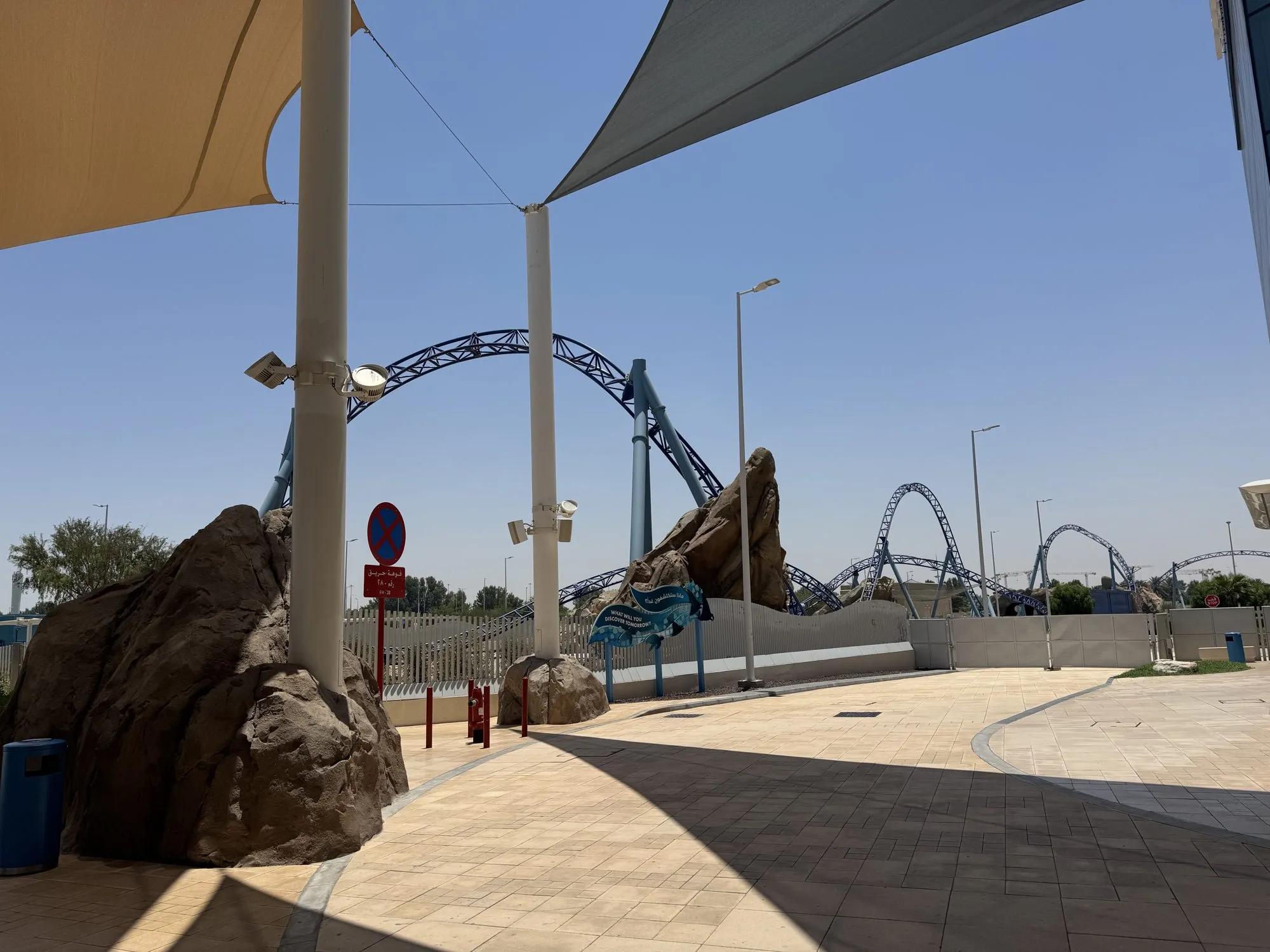 Außenbereich mit Schatten-Segeln und der Schiene des Manta Coaster