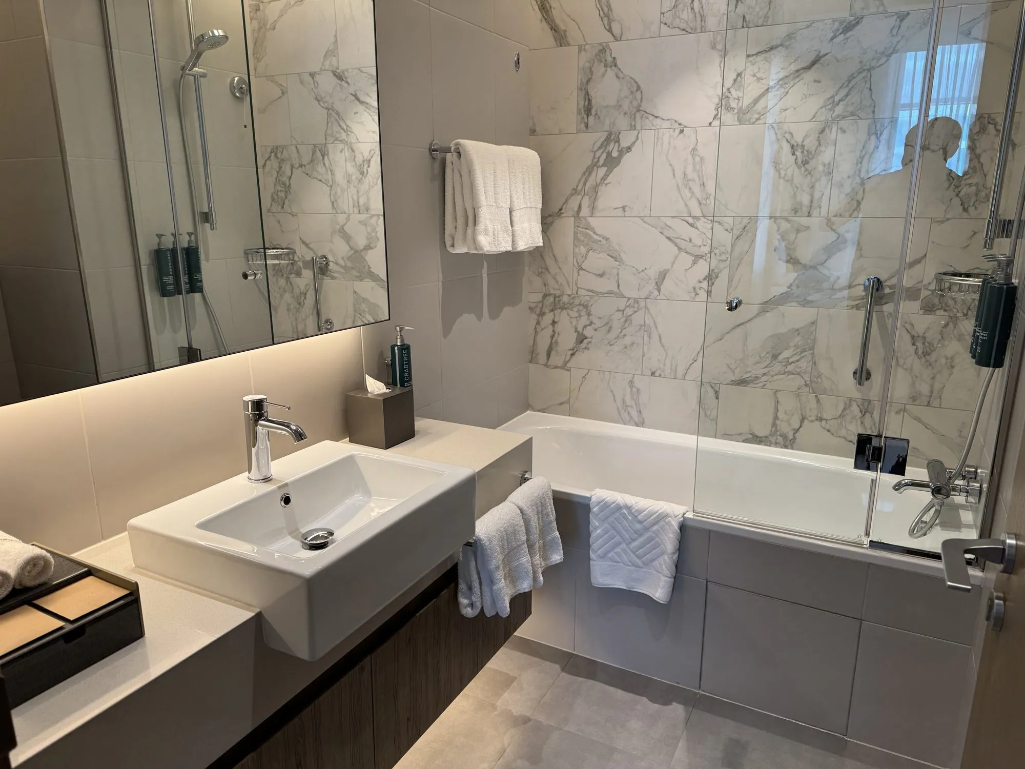 Badezimmer in Marmoroptik mit Badewanne