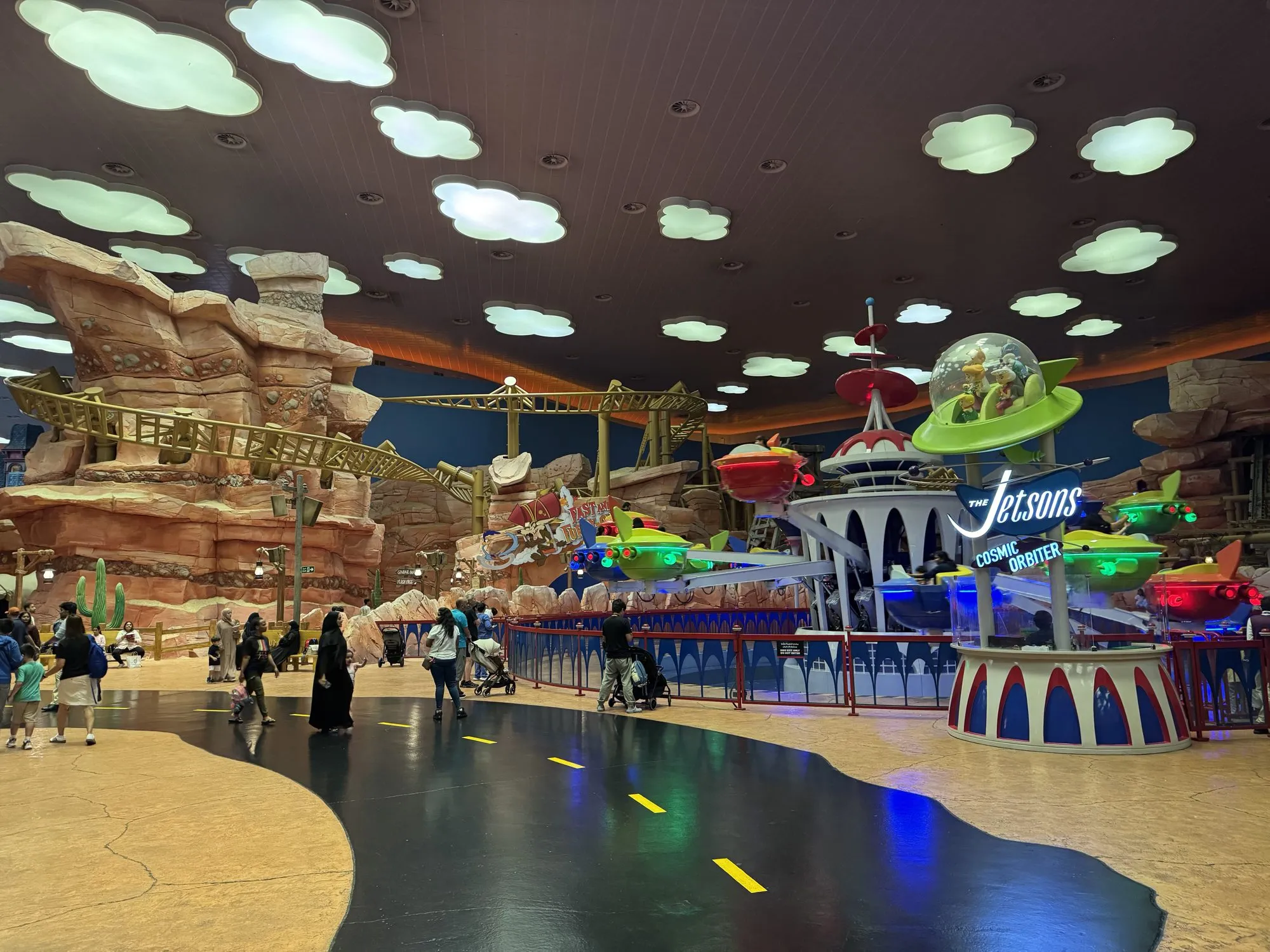 Dynamite Gulch mit leuchtendem Boden und Fahrgeschäften