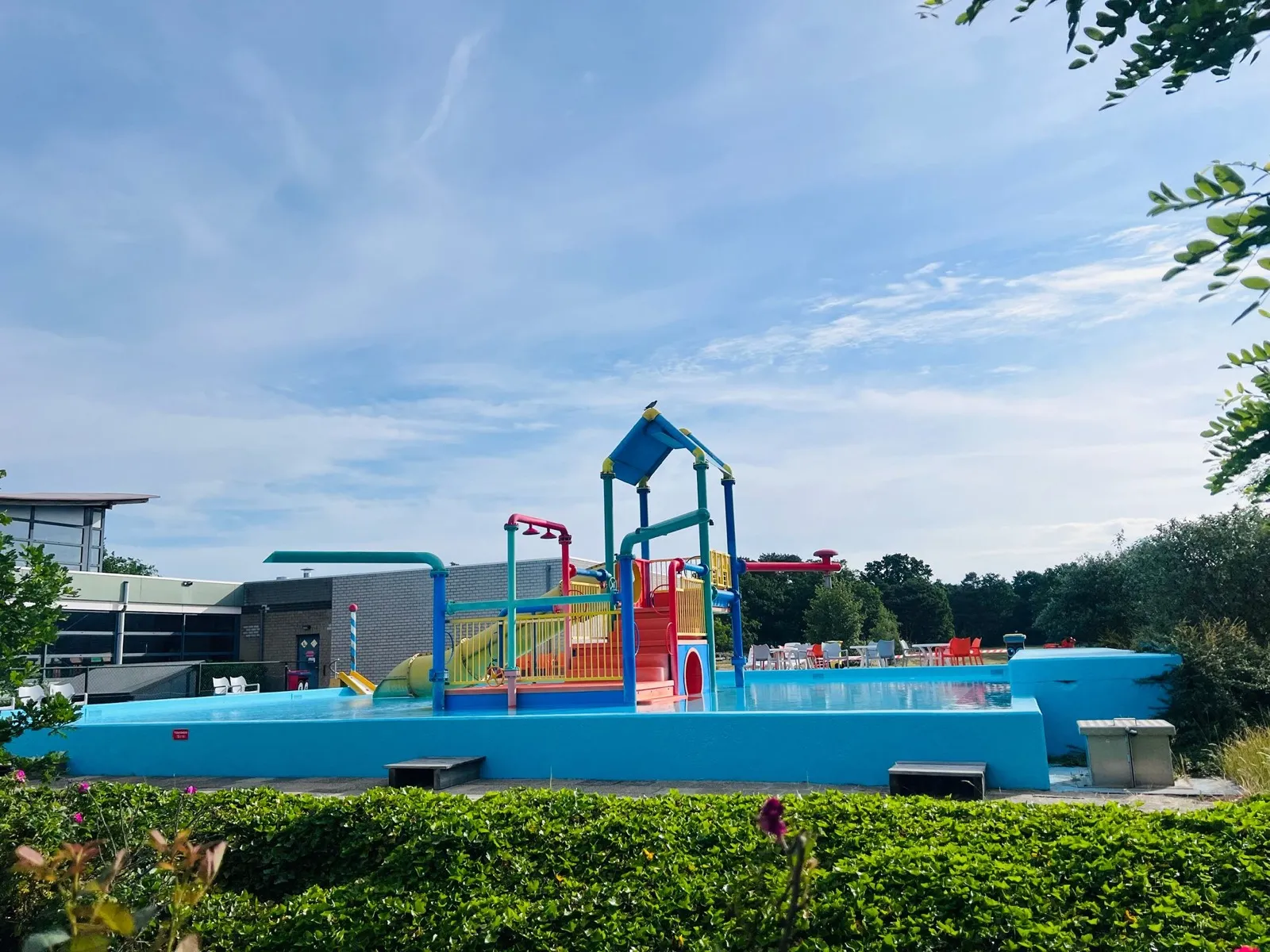 Freibad von De Schatberg mit buntem Wasserspielgarten aus Rutschen und Wasserspielgeräten
