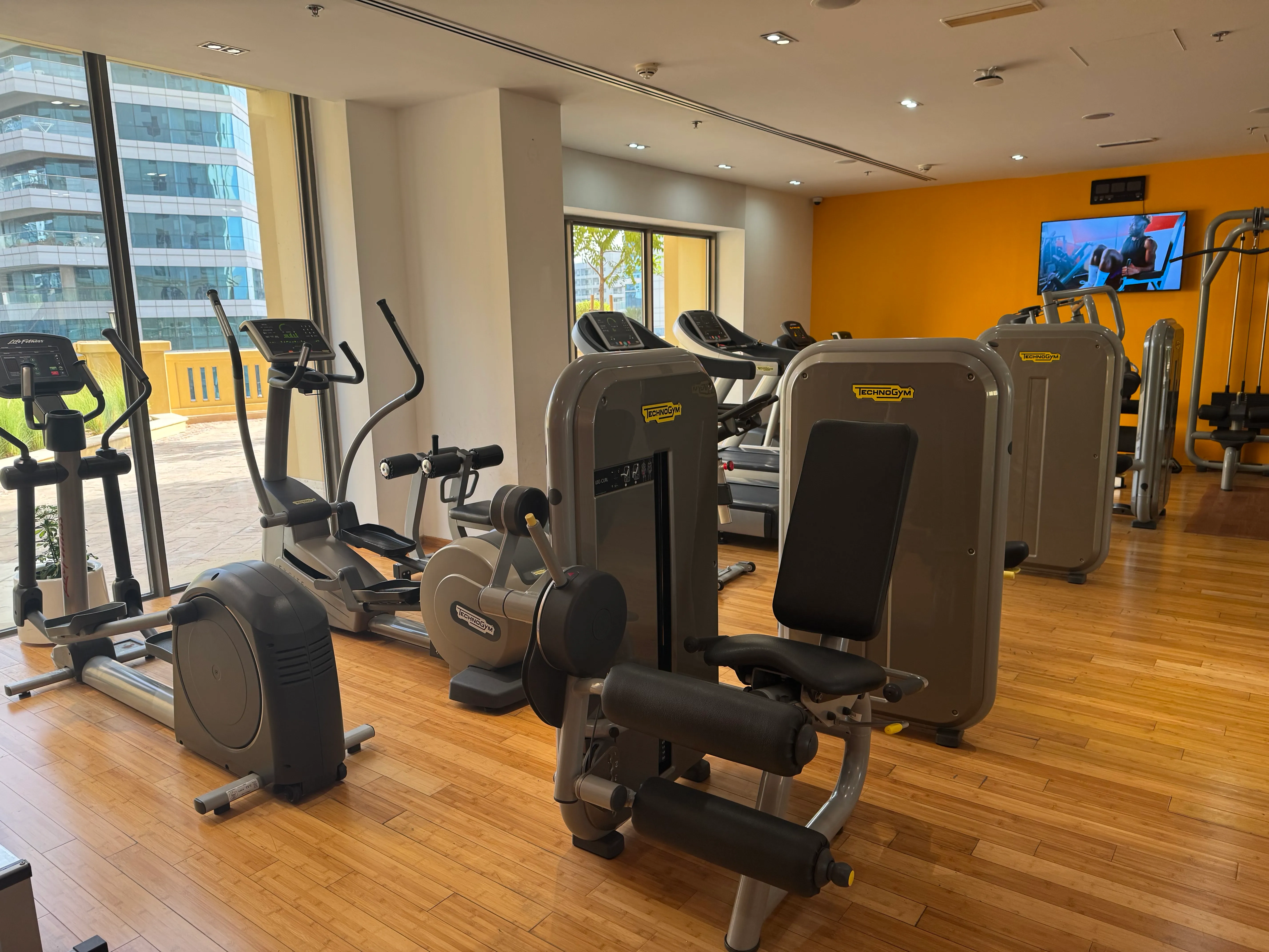 Fitnessbereich mit Geräten und Holzdecke