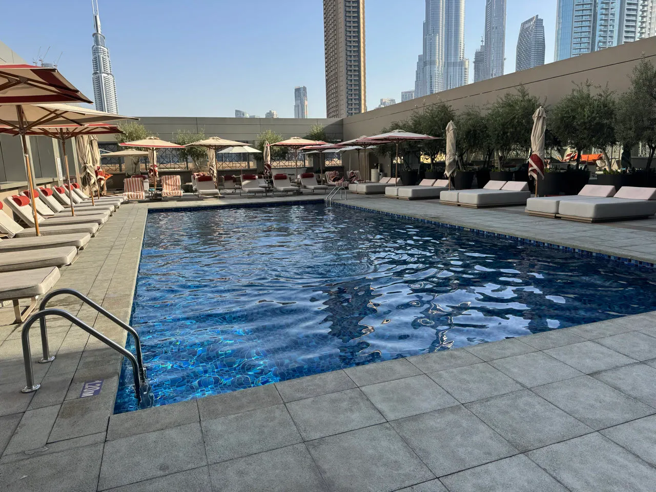 Outdoor-Pool des Rove Hotel Downtown mit Blick auf den Burj Khalifa