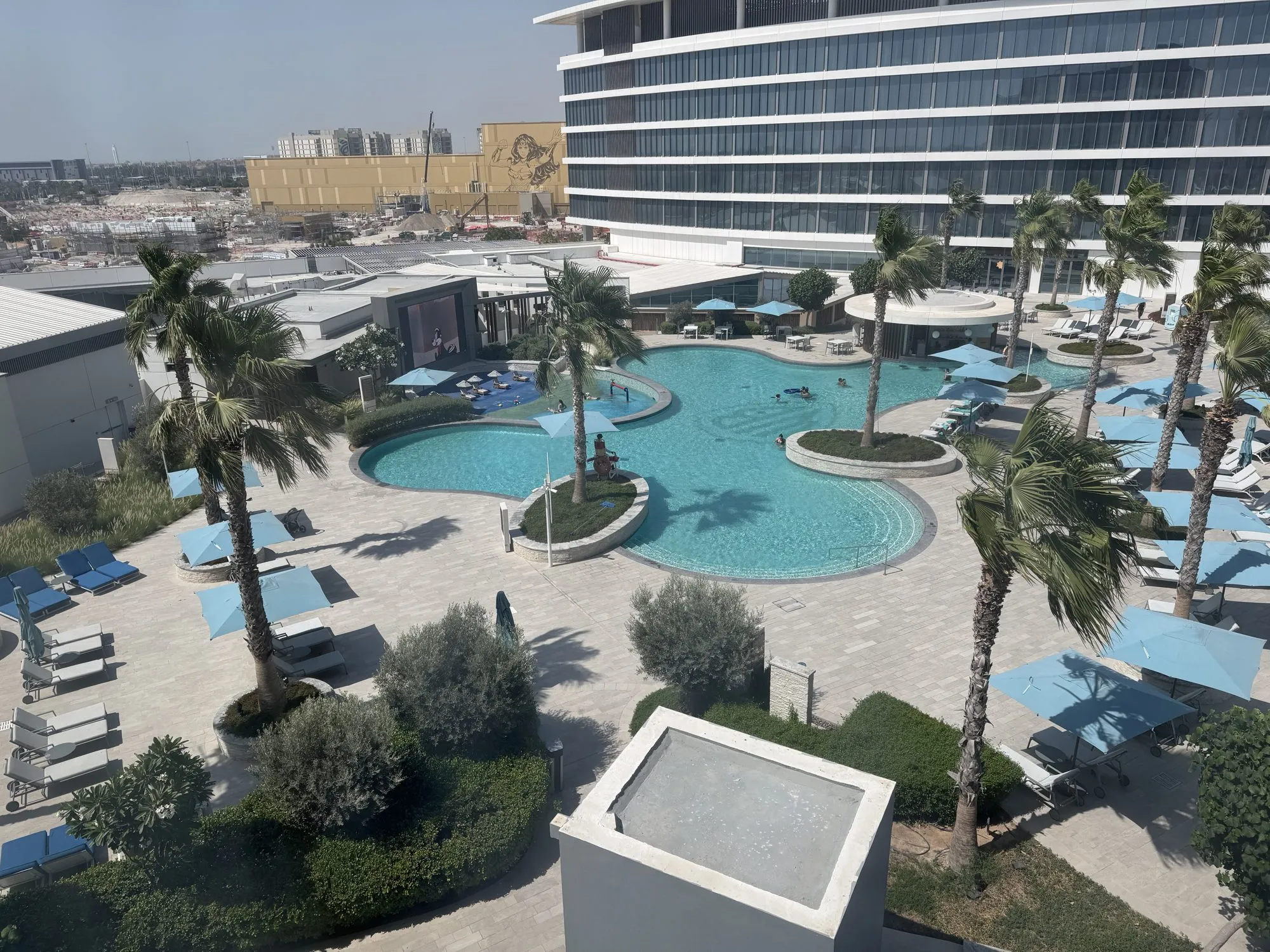 Geteilte Pool-Anlage von DoubleTree und The WB Abu Dhabi mit Palmen und Cabanas von oben