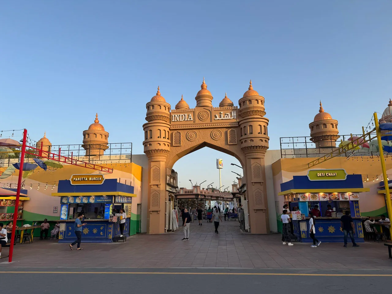 Beleuchtetes Eingangstor von Global Village in Dubai zur blauen Stunde