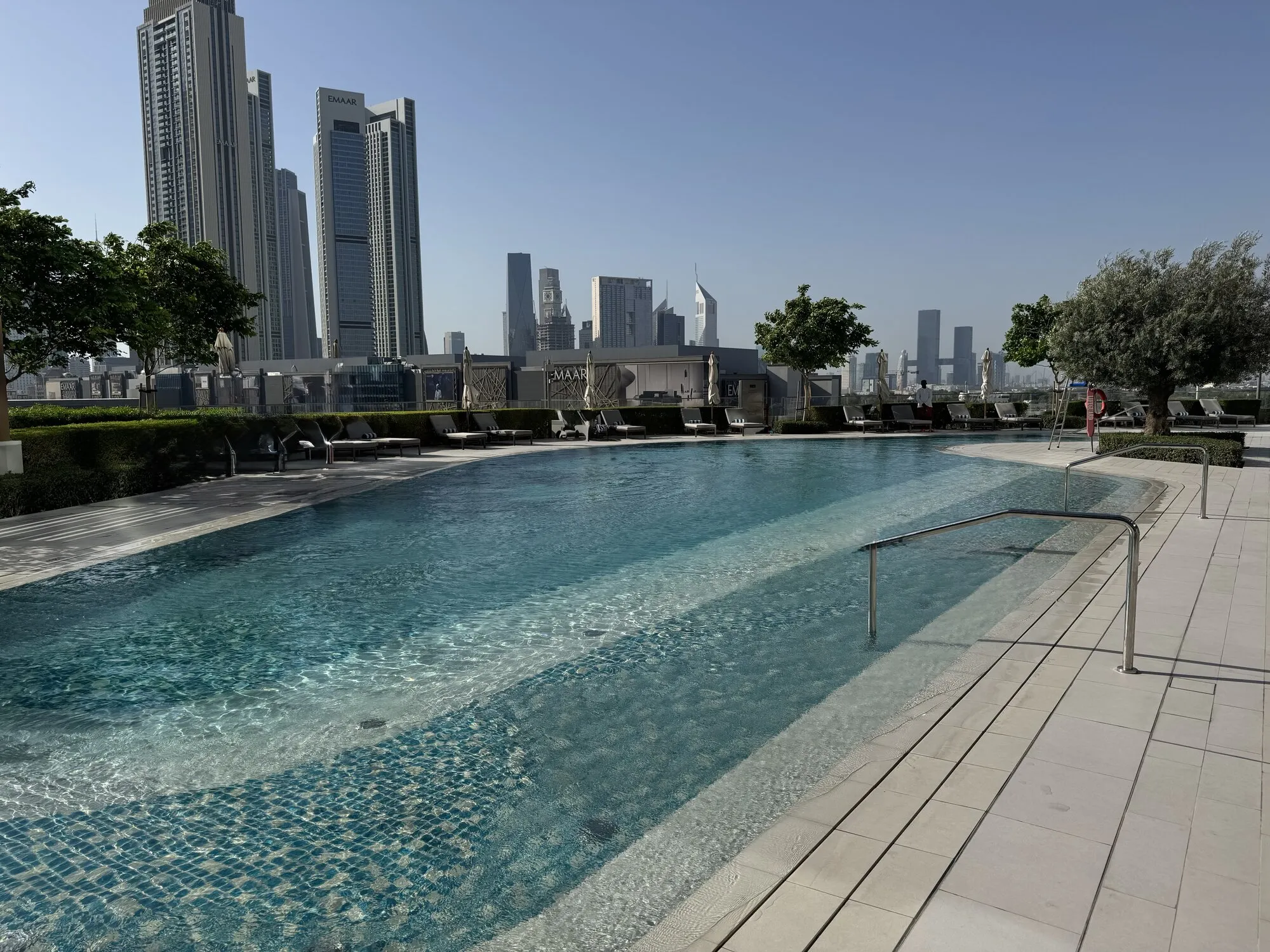 Rooftop-Pool des VIDA Dubai Mall mit Blick auf die Skyline von Downtown Dubai