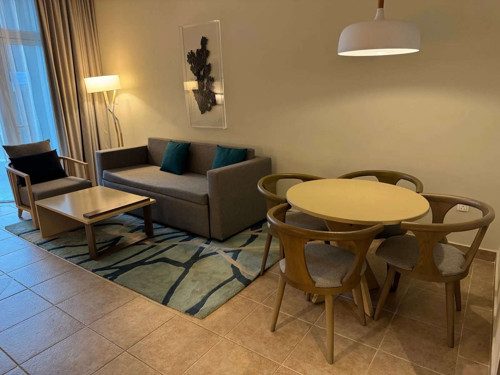 Sitzecke mit Sofa und Sessel im Zimmer