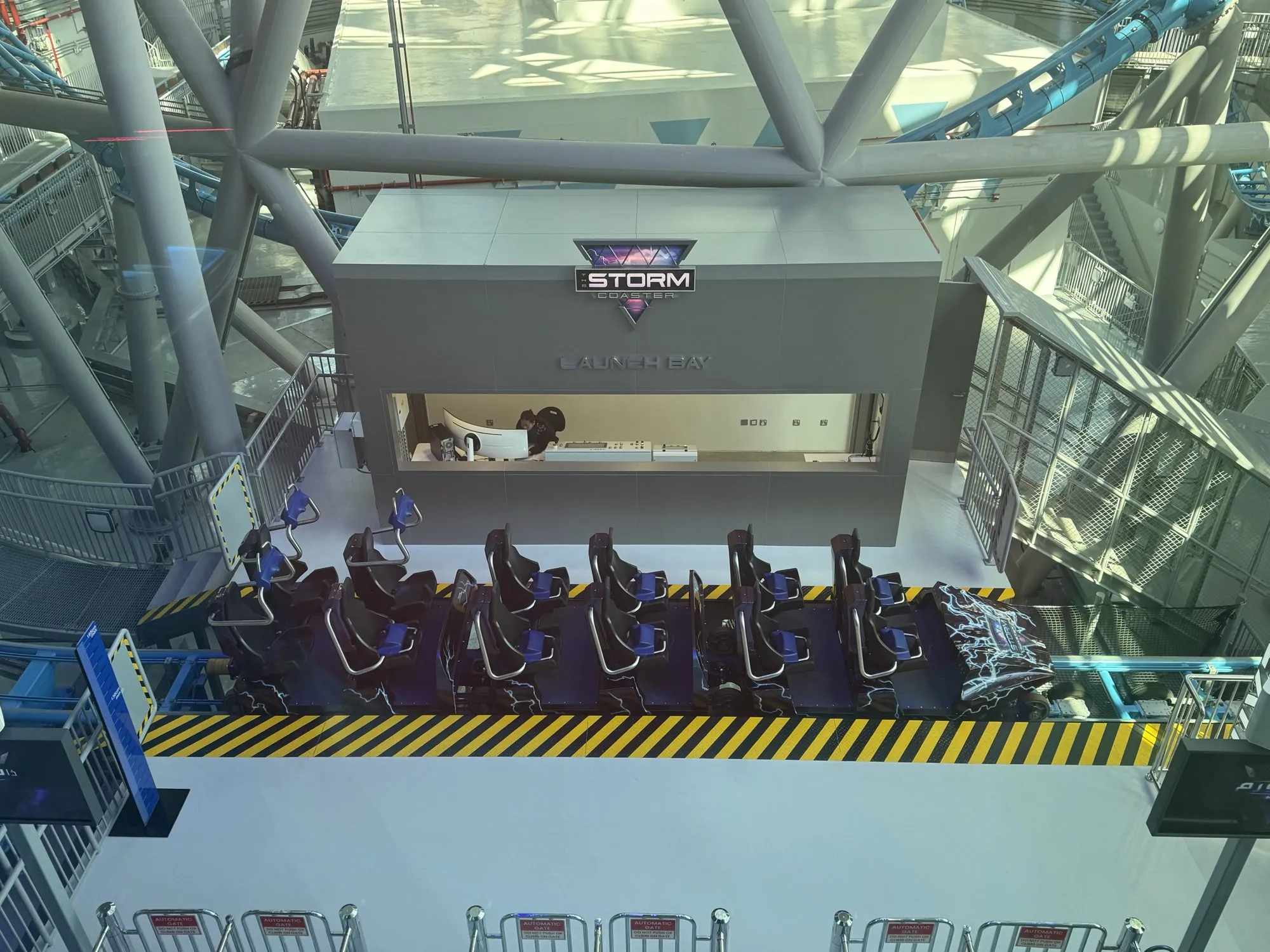 Launch Bay: die Wagen des Storm Coaster vor dem Start