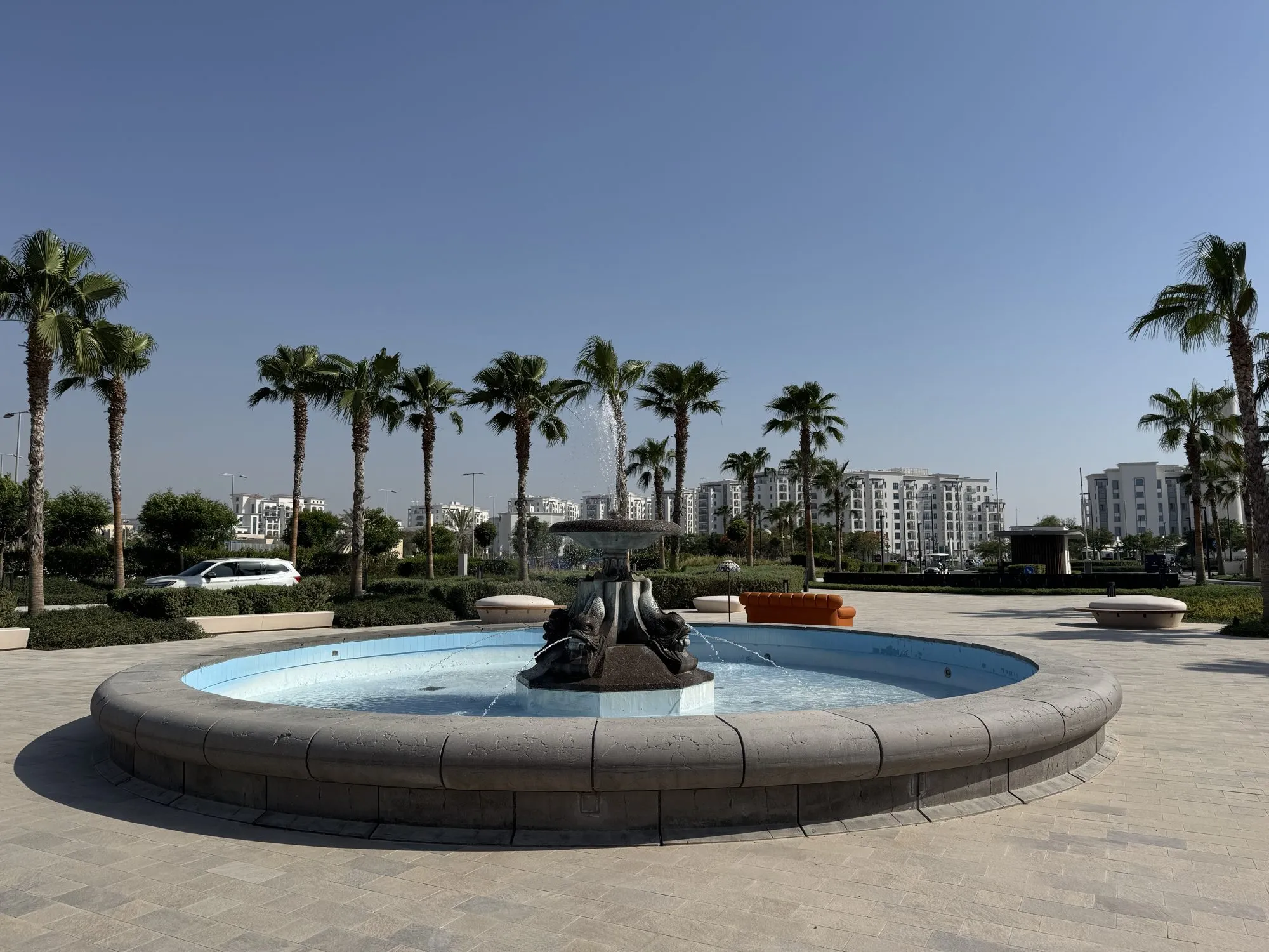 Brunnen auf der Plaza zwischen den Hotels
