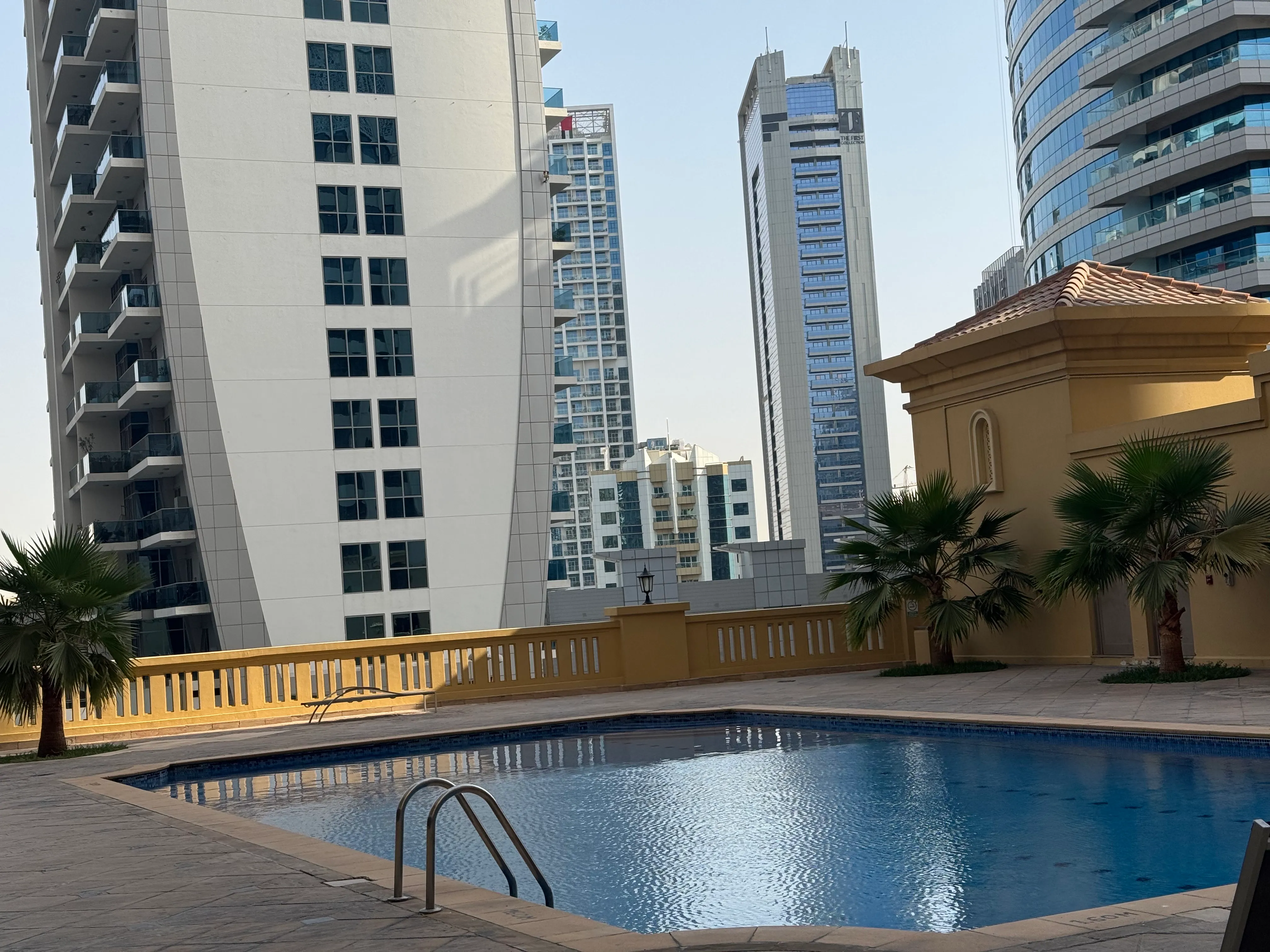 Pool mit Palmen und Blick auf die JBR-Türme