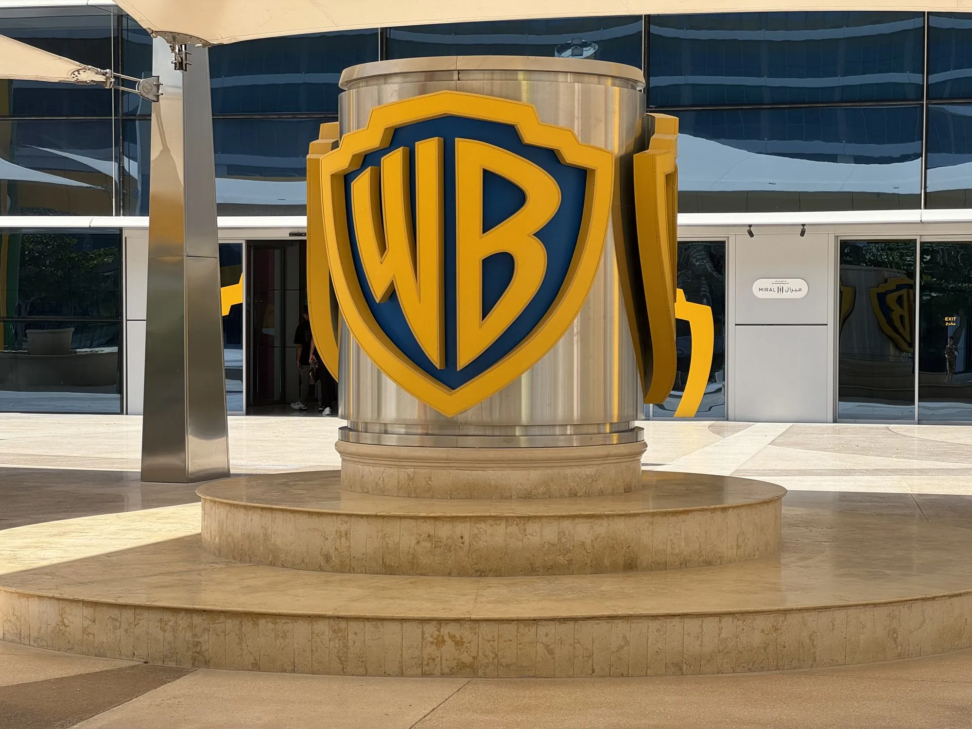 WB-Studios-Wappen in der Eingangshalle
