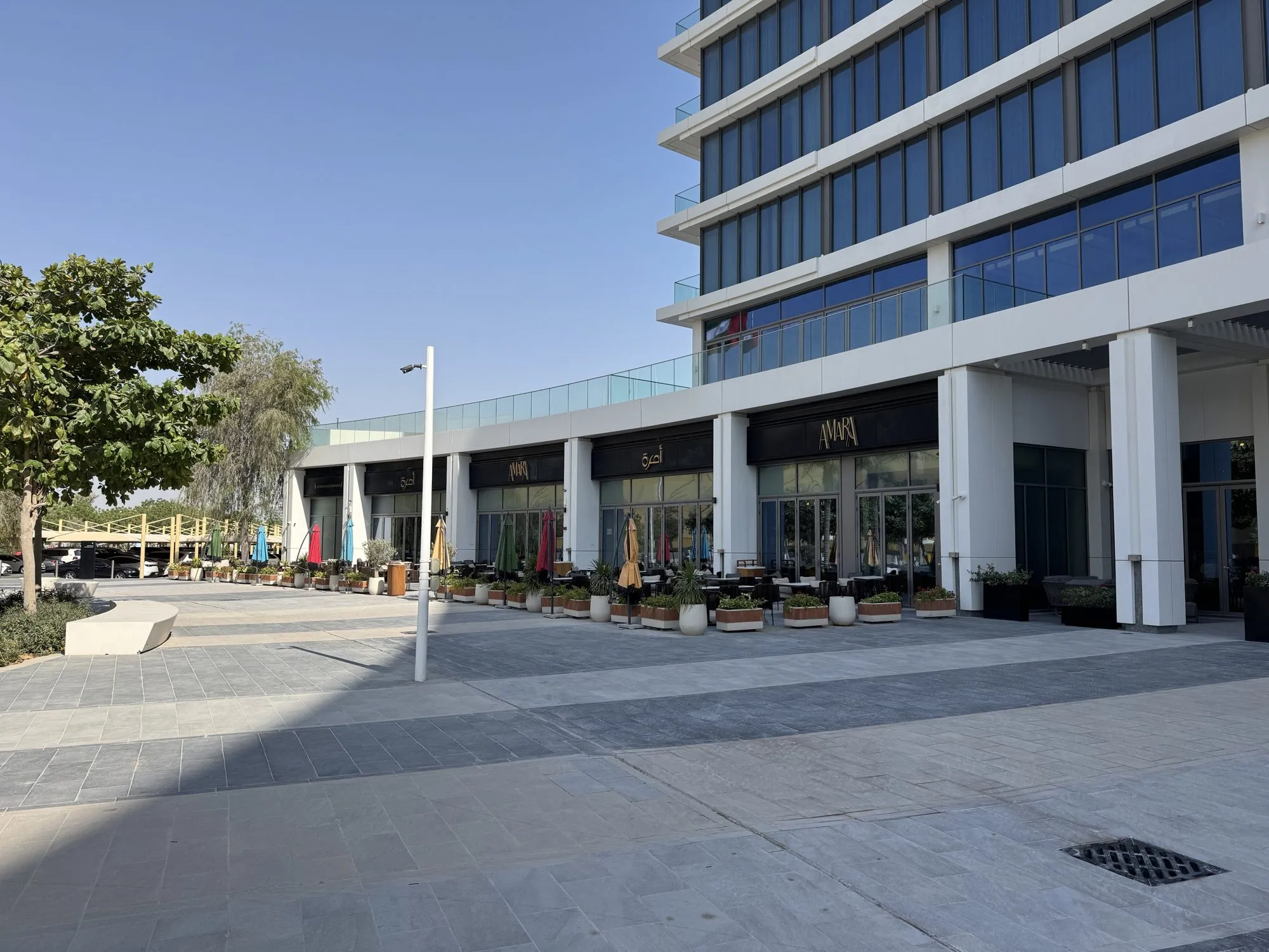 Pool- und Restaurant-Ebene zwischen den Hotels