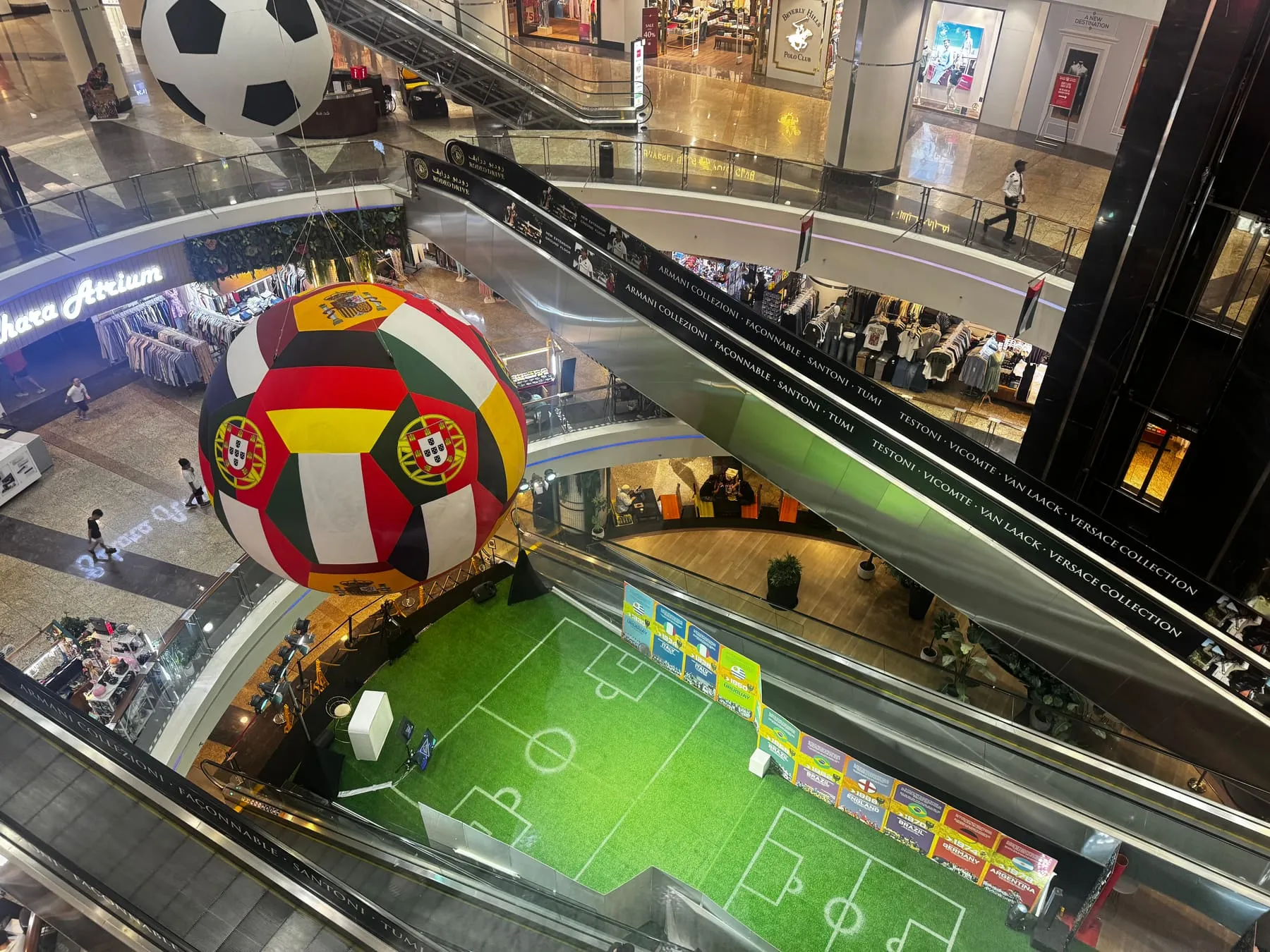 Blick über die Rolltreppen mit einem großen Flaggen-Ball im Sahara Centre