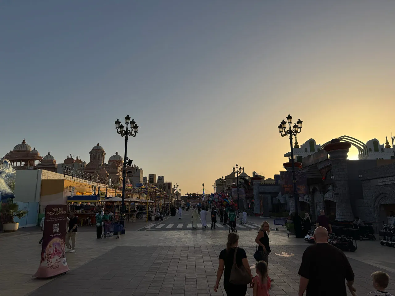 Sonnenuntergang über dem Gelände von Global Village