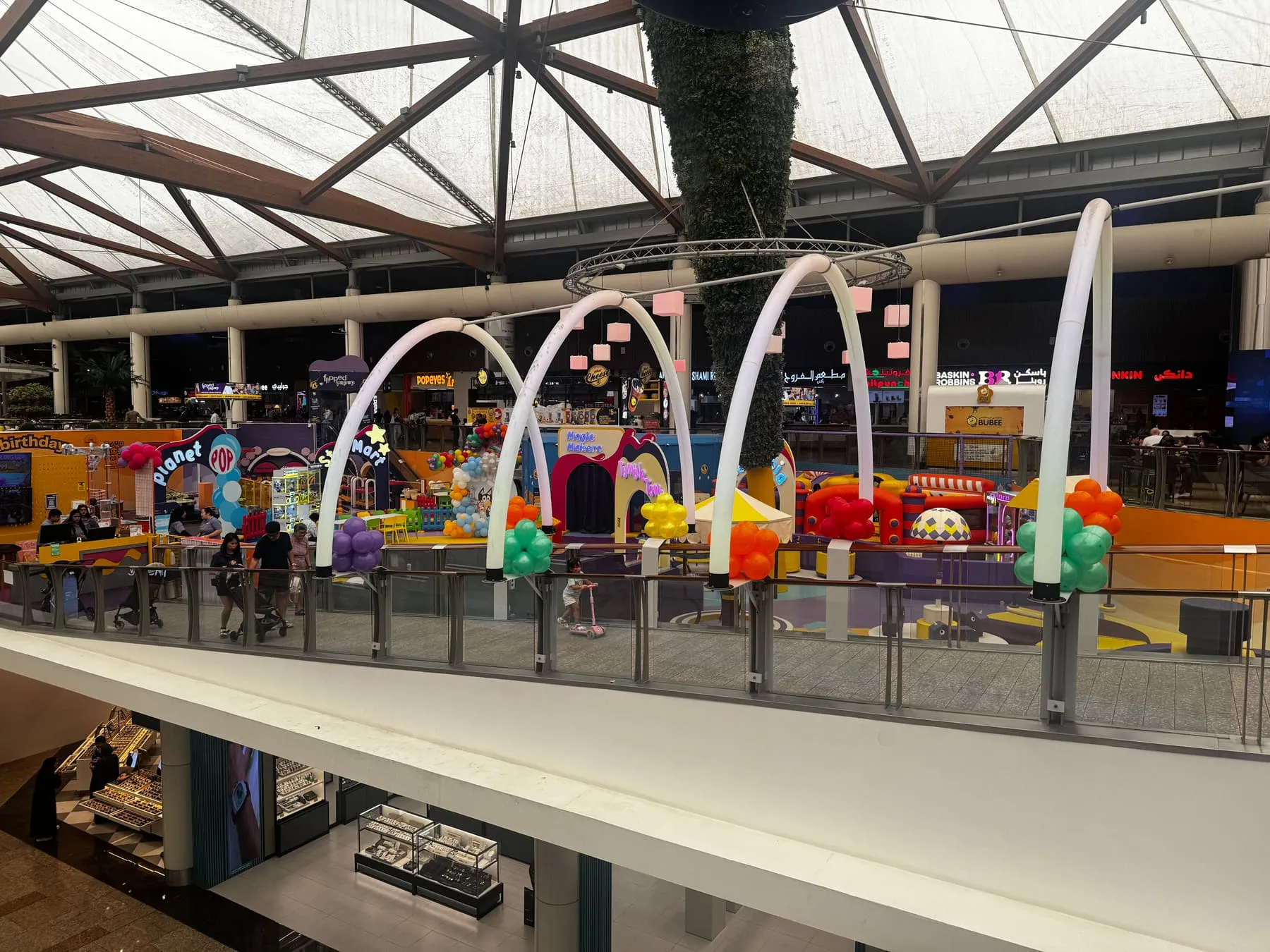 Bunte Kinderspielzonen im Obergeschoss, dahinter der Foodcourt