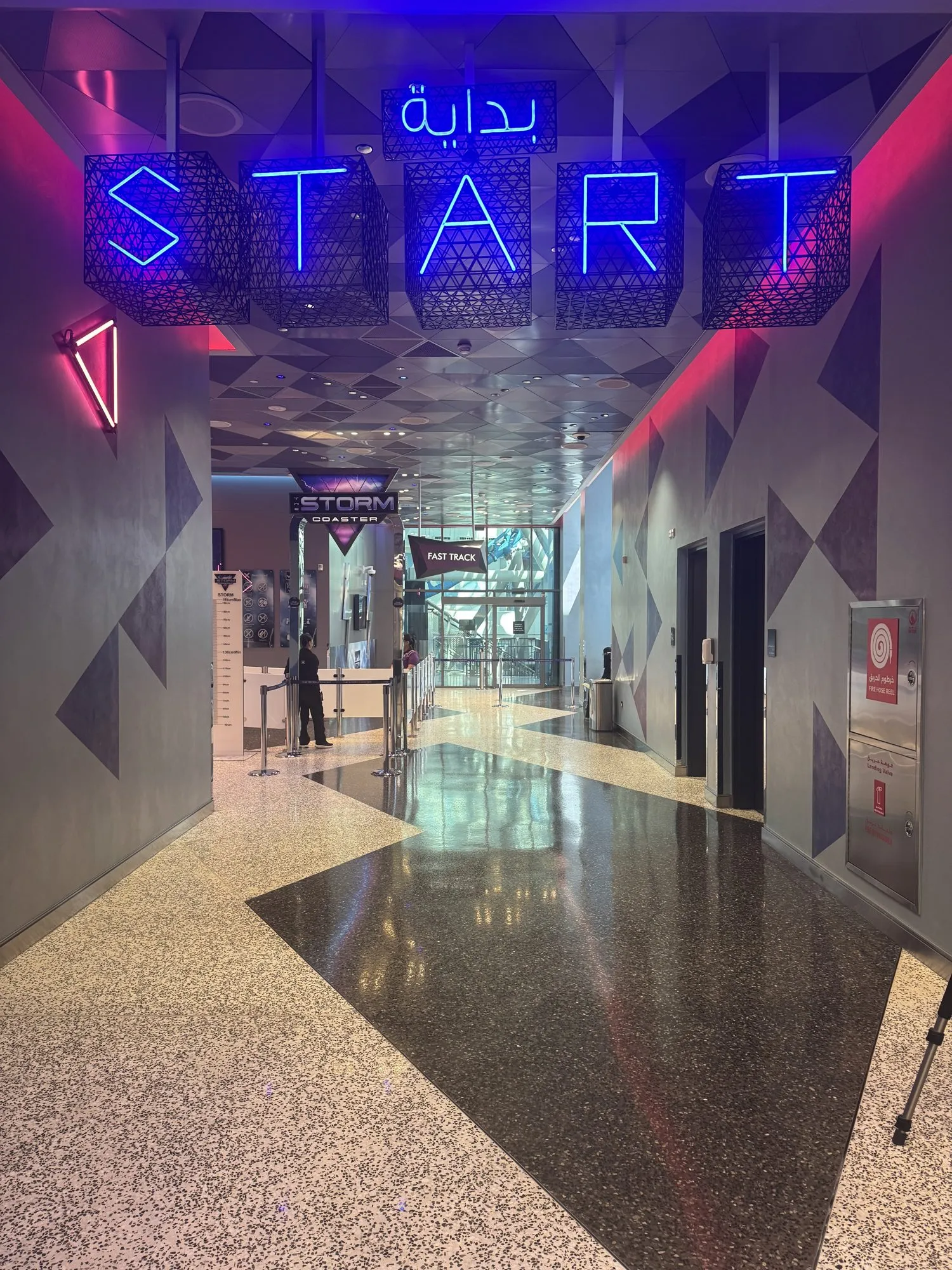 Neon-Schriftzug „START" im Eingangskorridor