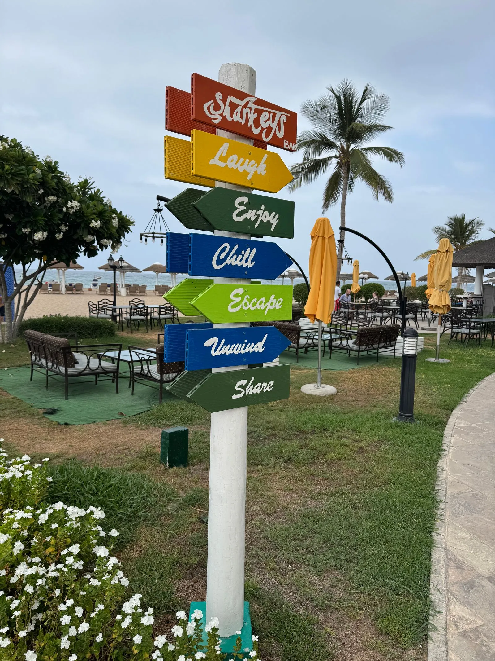 Bunte Wegweiser-Schilder an der Strandbar Sharkeys