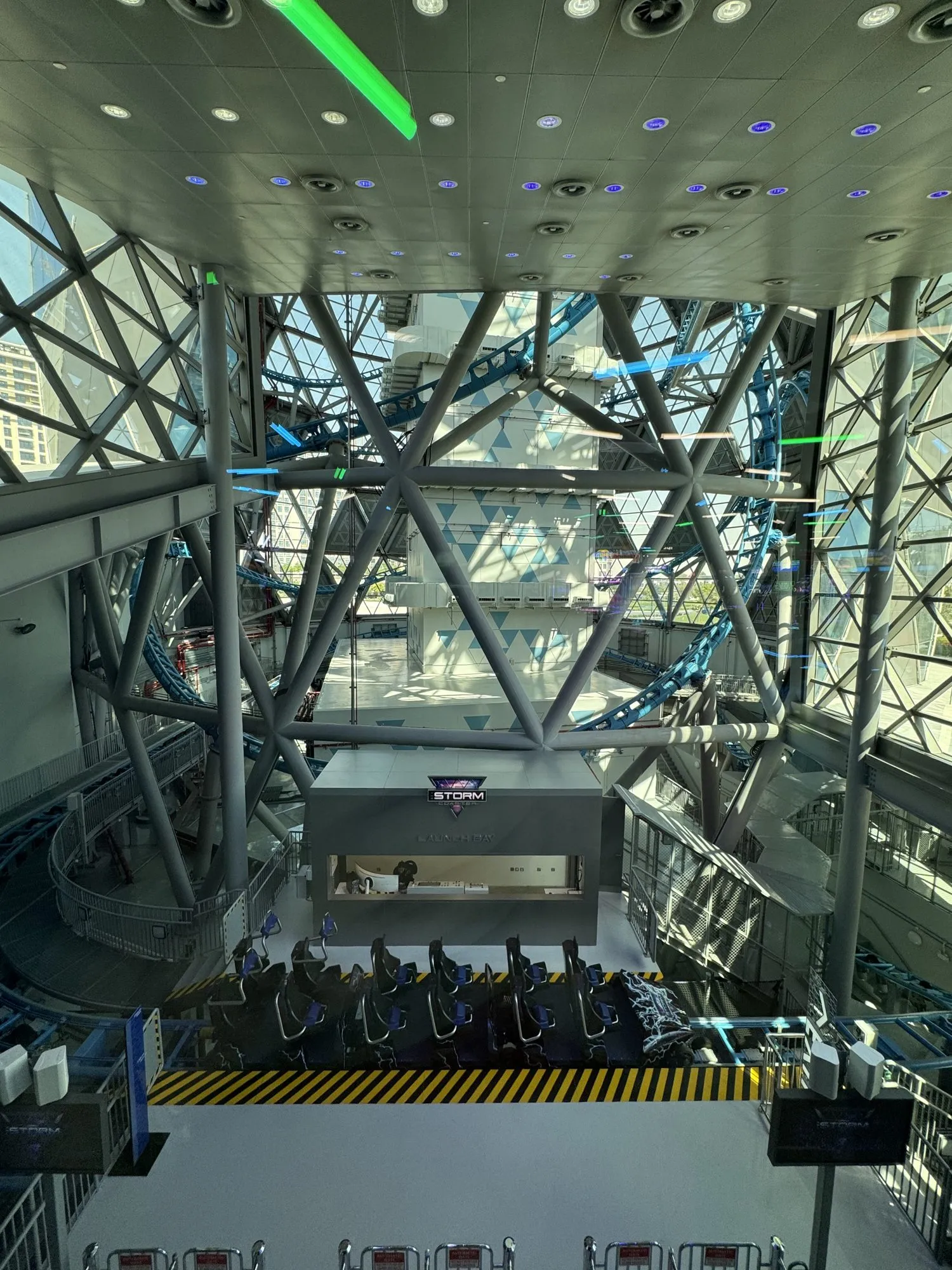 Stahlkonstruktion des Coasters im Atrium der Mall
