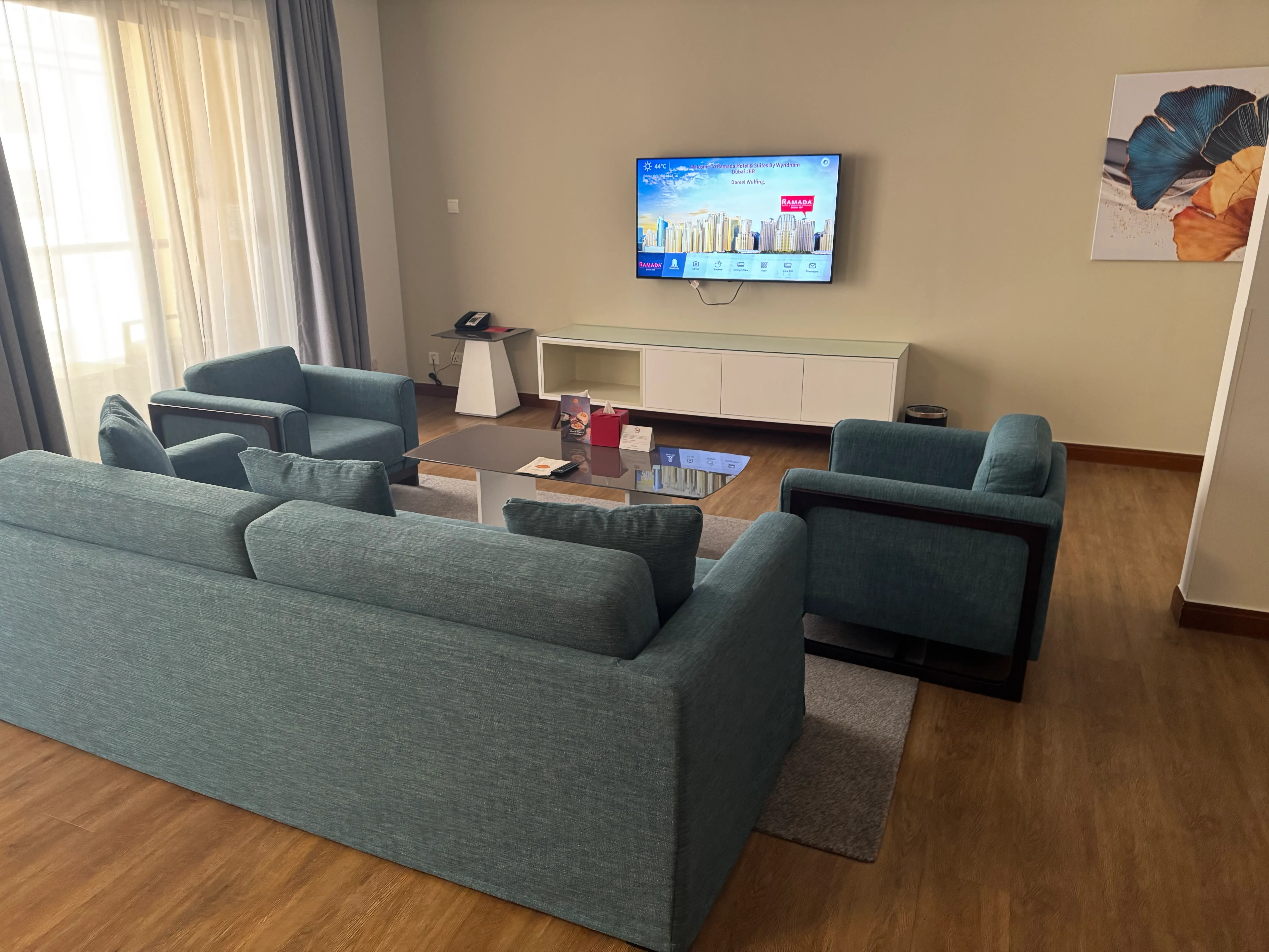 Wohnbereich der Suite mit Sofa und TV