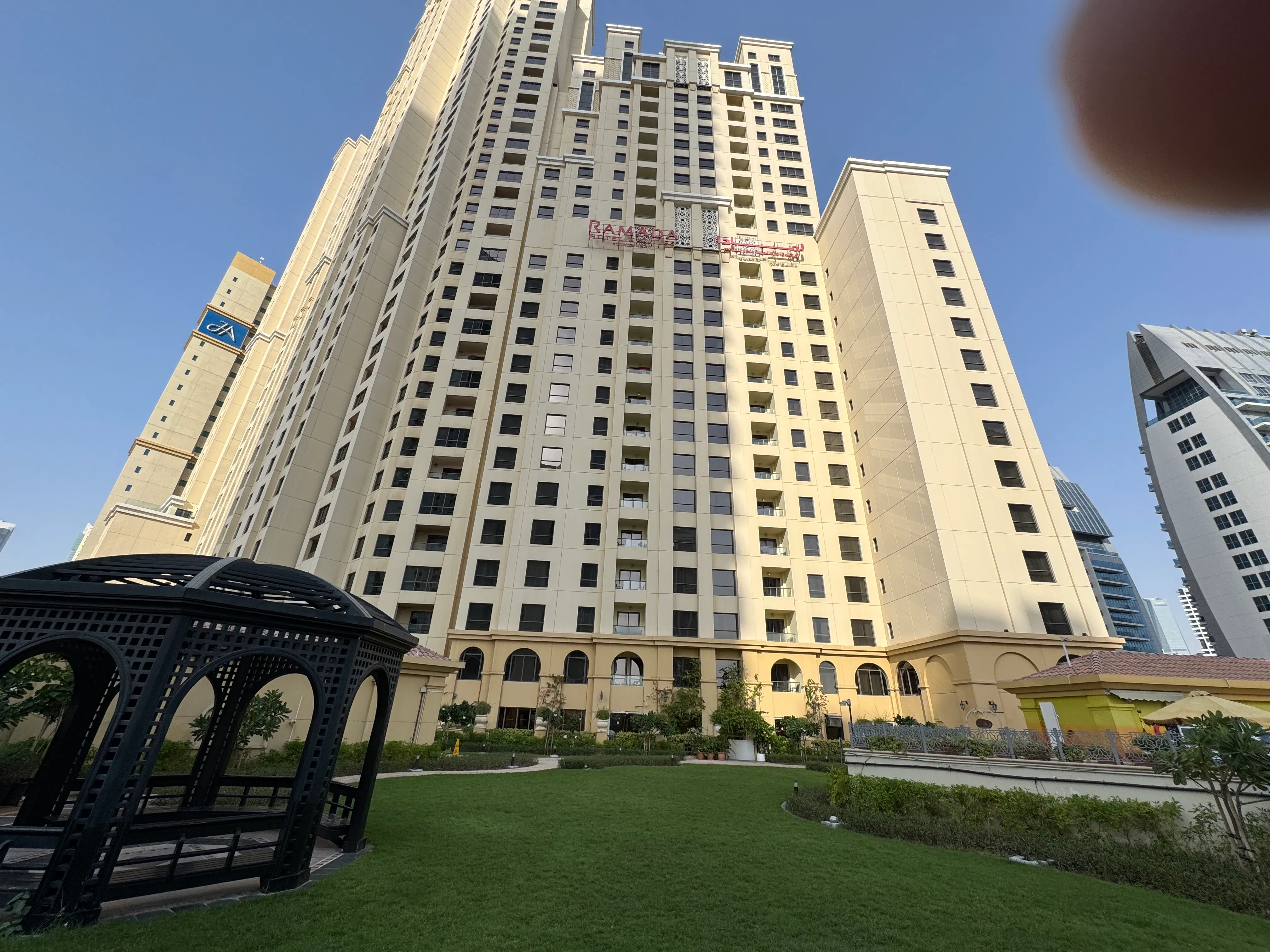 Hochhäuser an JBR The Walk, gegenüber vom Hotel