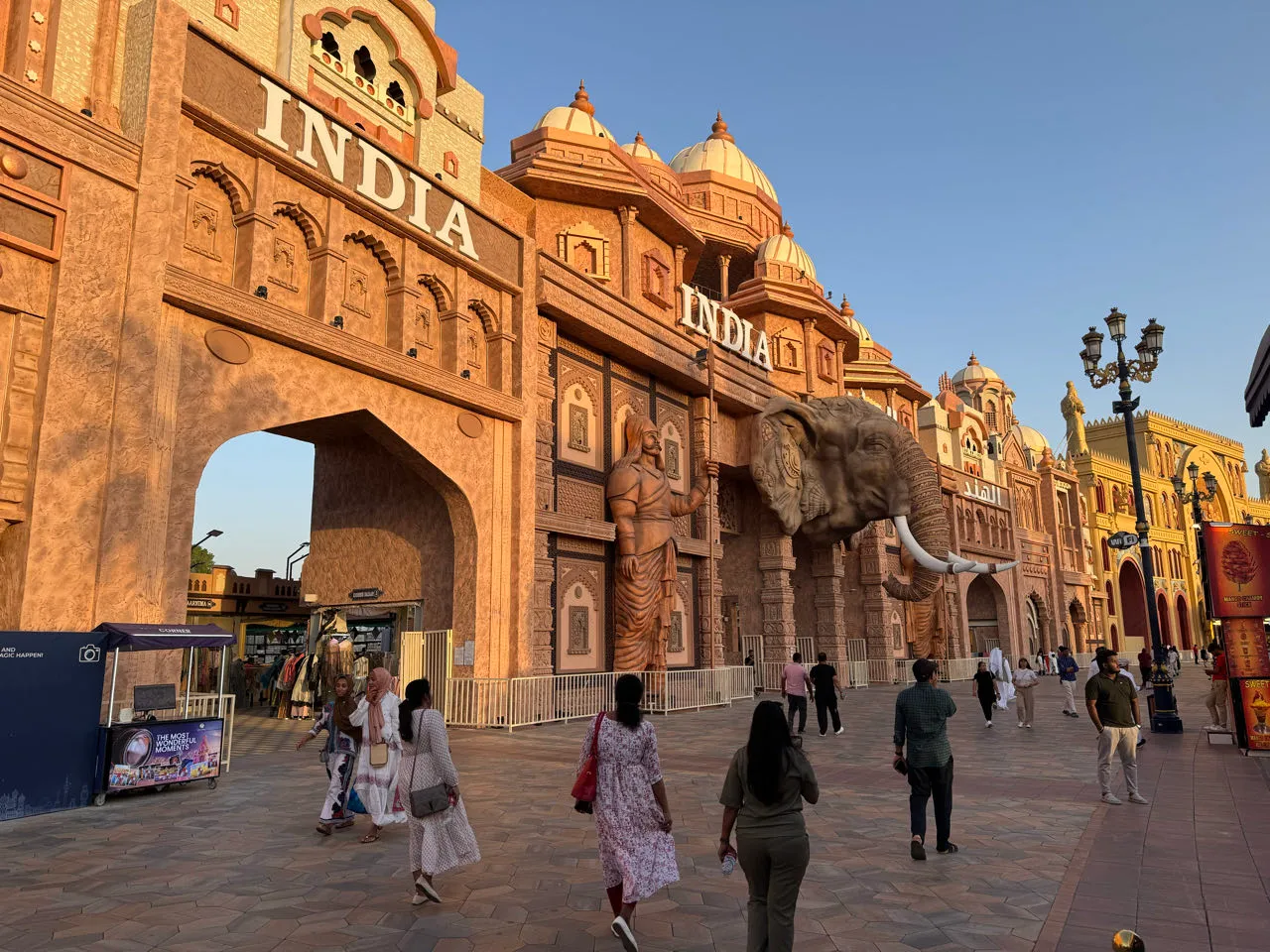 Reich verziertes Eingangstor des Indien-Pavillons in Global Village