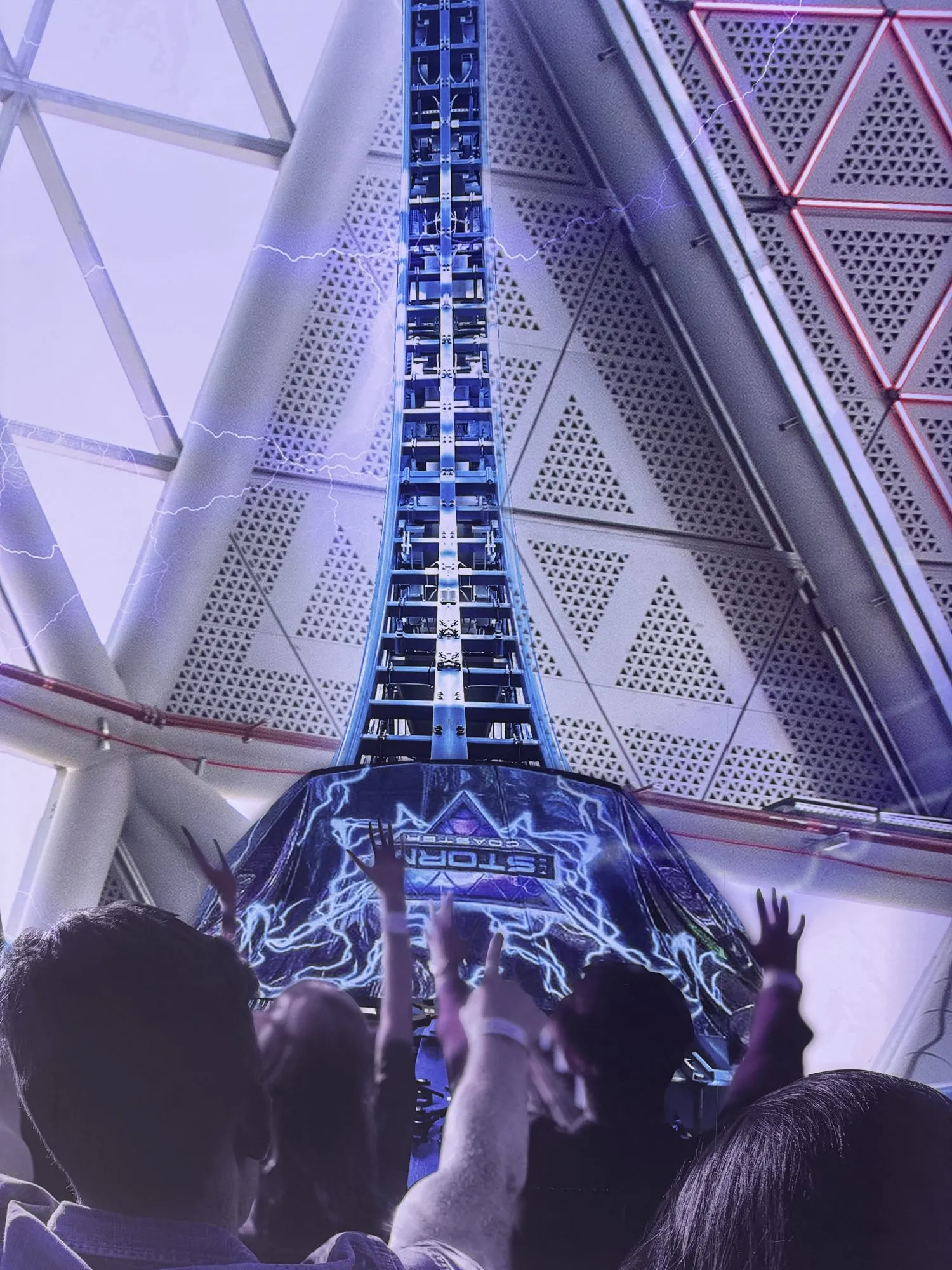 Der senkrechte Turm des Storm Coaster – Wagen am Start, Gäste mit erhobenen Armen