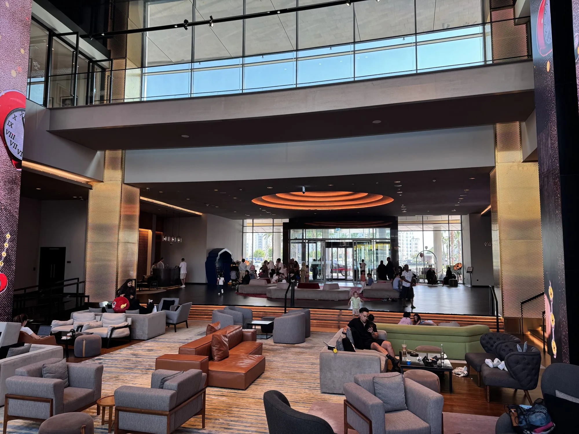 Großzügige Lobby-Lounge im WB Hotel