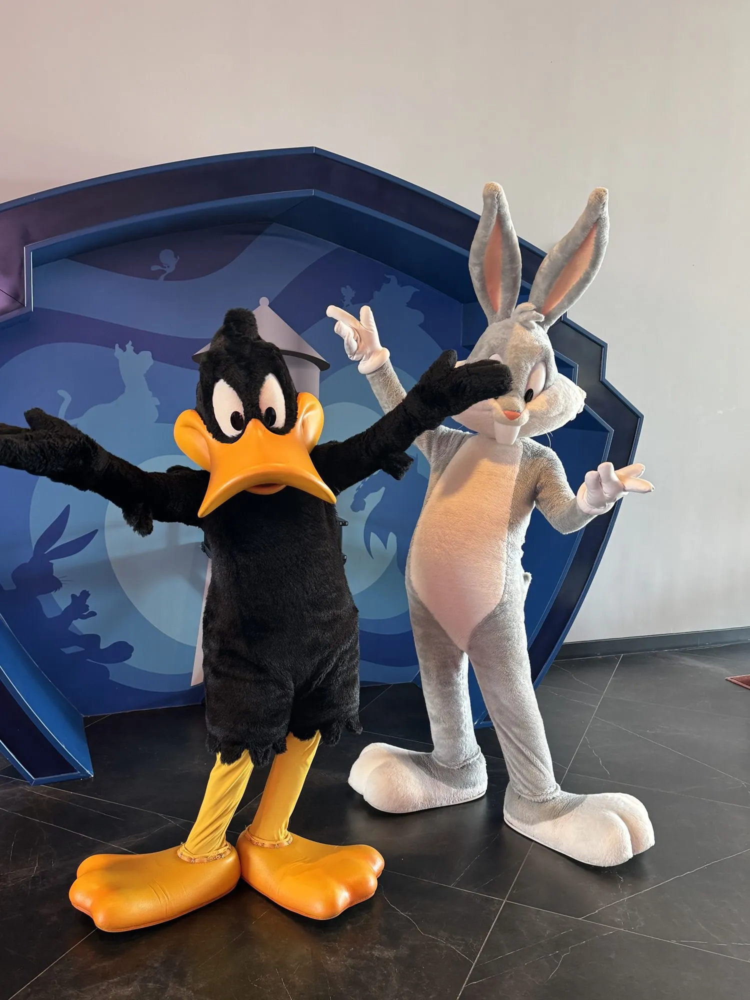 Bugs Bunny und Daffy Duck auf dem WB-Teppich