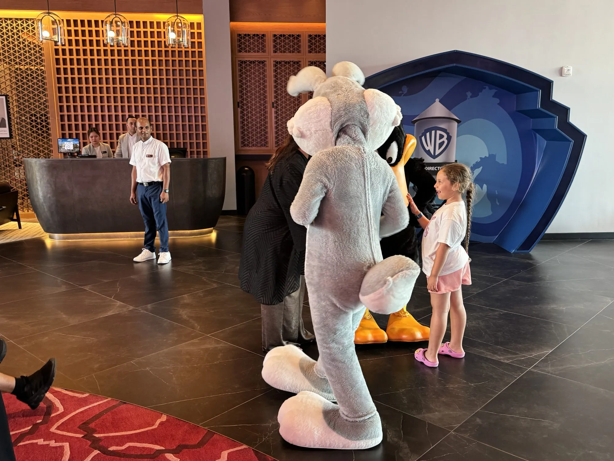 Riesige Bugs-Bunny-Figur in der Lobby des WB Hotels