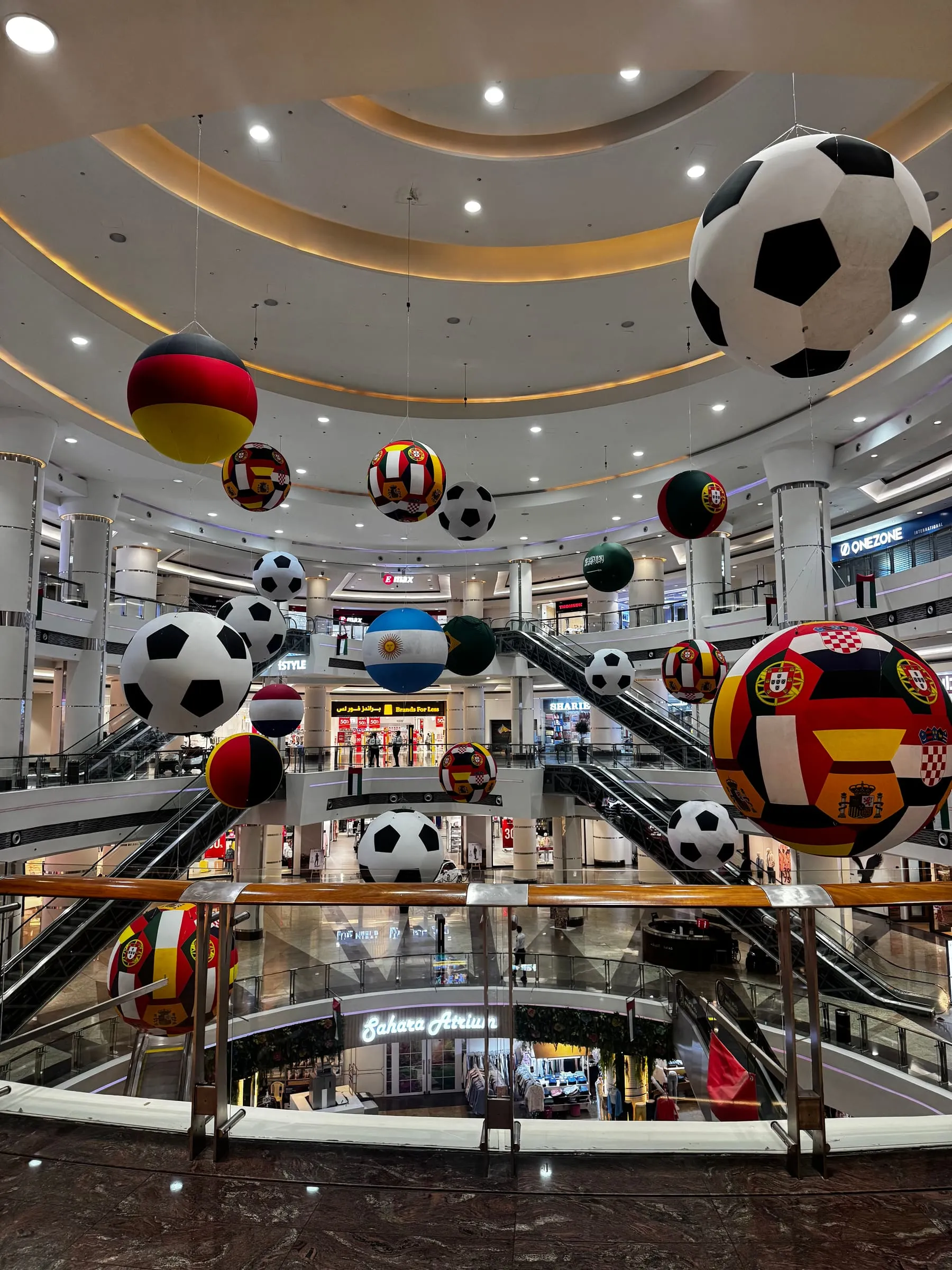 Riesige Bälle aus Länderflaggen hängen im Atrium des Sahara Centre