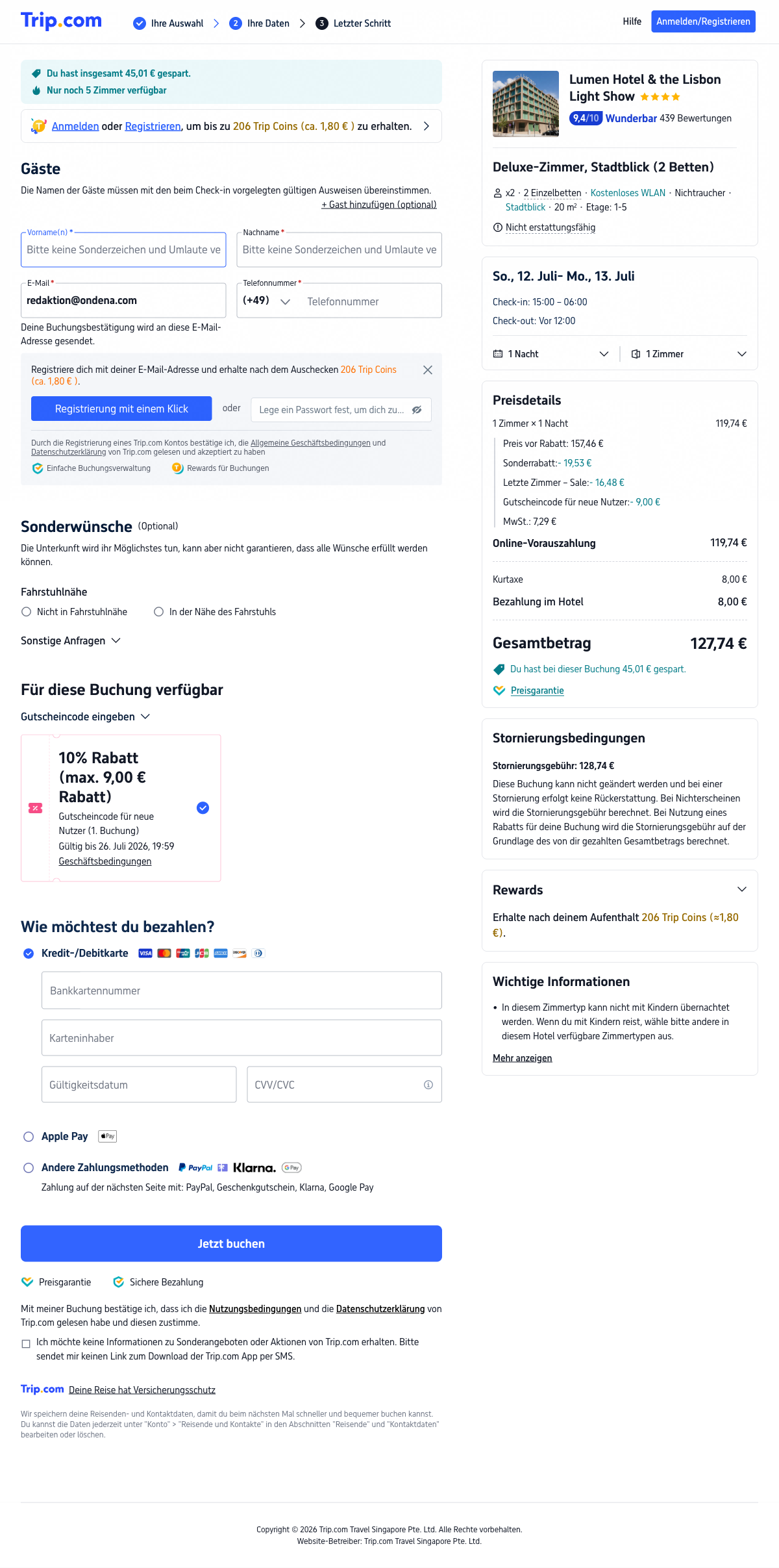 Trip.com-Hotel-Buchungsseite mit Preisdetails: Preis vor Rabatt 157,46 €, Sonderrabatt, „Letzte Zimmer – Sale", Neukunden-Gutschein, Gesamtbetrag 127,74 € inklusive Kurtaxe 8 €, Hinweis „Du hast 45,01 € gespart", „Preisgarantie"-Badge und Impressum „Trip.com Travel Singapore Pte. Ltd.", erhoben am 12.07.2026